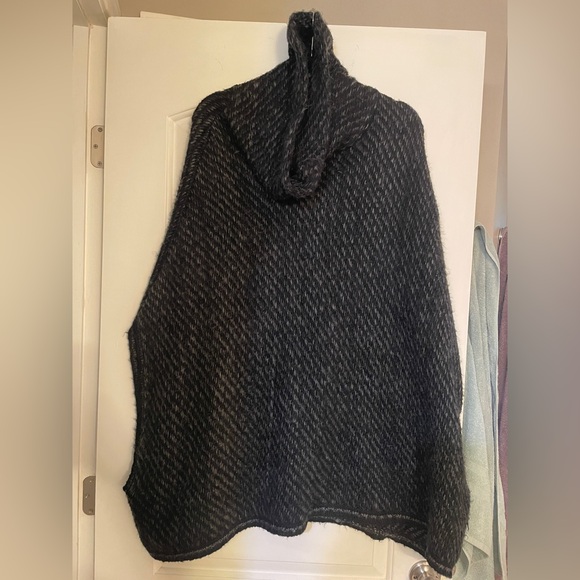 lovestitch Sweaters - Black and grey shawl